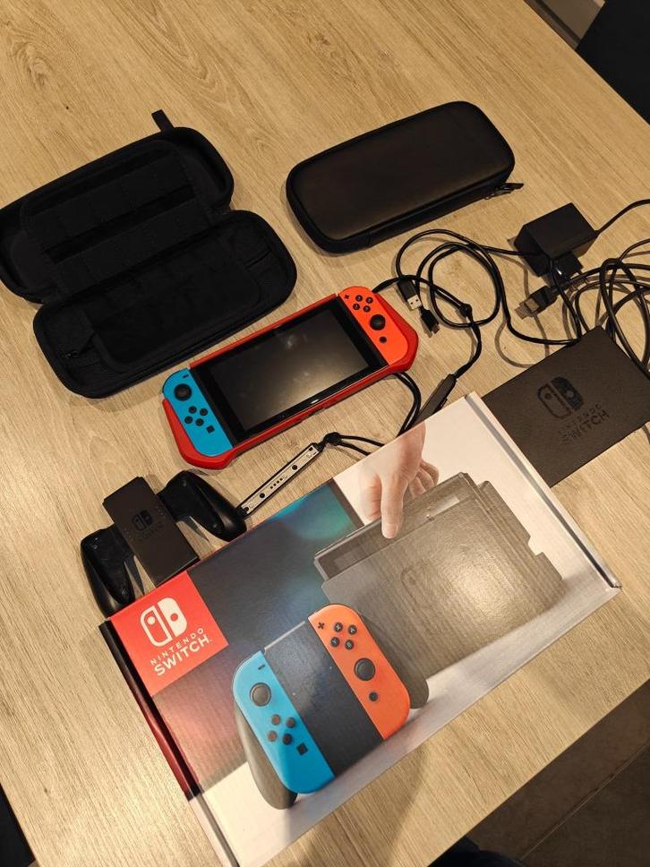 Nintendo Switch 1 met hoesje en 2 opbergdoosjes, Games en Spelcomputers, Games | Nintendo Switch, Gebruikt, Overige genres, 3 spelers of meer