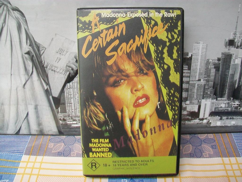 Madonna - A Certain Sacrifice 1997 - Video VHS - First Movie, Ophalen of Verzenden, Gebruikt, Overige genres