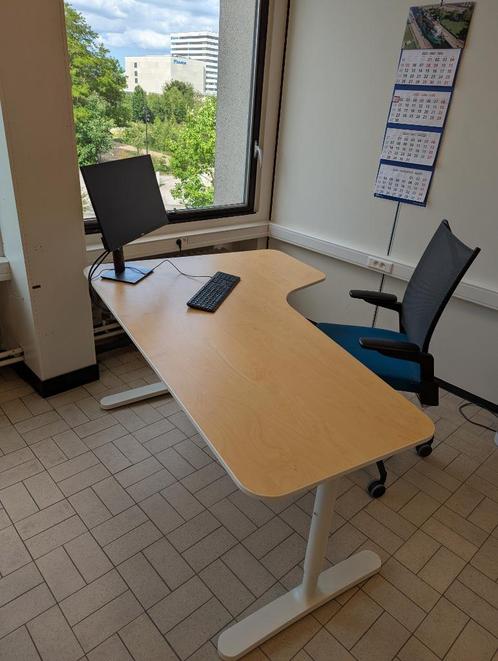 10 bureaus Bekant Ikea hoekbureau, Huis en Inrichting, Bureaus, Zo goed als nieuw, Bureau, In hoogte verstelbaar, Ophalen
