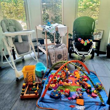 Baby uitzet. Buggy, verzorgingstafel, eetstoel, speelmat ... beschikbaar voor biedingen