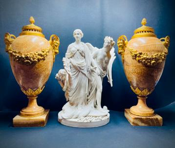 Antiek urnen met verguld bronzen (ormolu) monturen beschikbaar voor biedingen