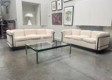 2 Le Corbusier Cassina LC2-banken ivoor linnen + LC10-tafel beschikbaar voor biedingen