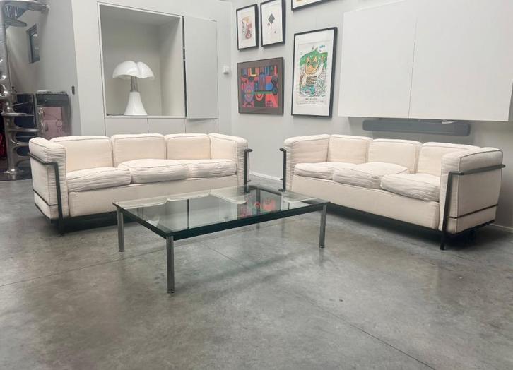 2 Le Corbusier Cassina LC2-banken ivoor linnen + LC10-tafel, Huis en Inrichting, Zetels | Zetels en Chaises Longues, Gebruikt