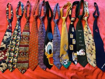 lot de 12 cravattes cartoons ( Disney, Looney tunes, etc)