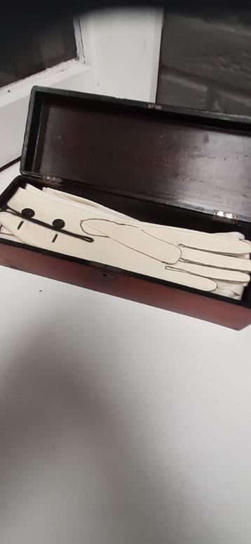  gants anciens dans une boîte en laque