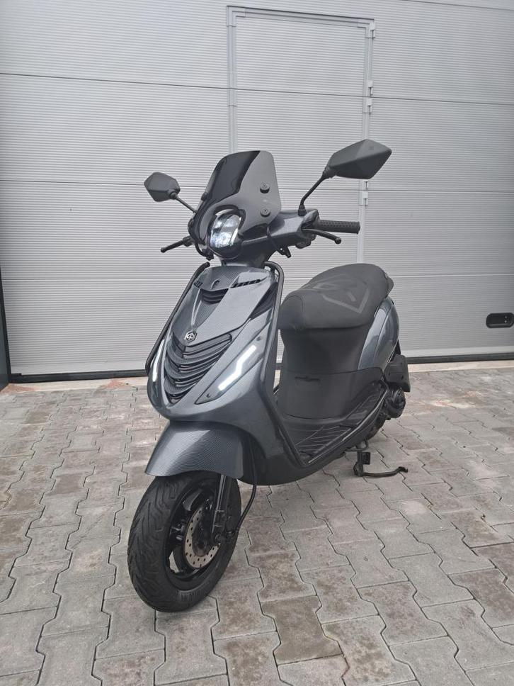 Piaggio Zip 4T Scooter Glans Carbon RS FULL LED (B-KLASSE), Fietsen en Brommers, Fietsen | Crossfietsen en BMX, Zo goed als nieuw