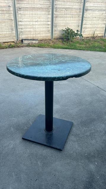 1 leuke tafel met mooie kleur beschikbaar voor biedingen