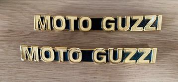 Twee vintage Moto GUZZI emblemen beschikbaar voor biedingen