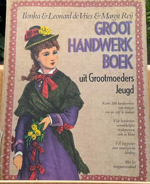 Vintage Handwerkboek – Grootmoeders Jeugd met Modeprenten, Boeken, Hobby en Vrije tijd, Gelezen, Borduren en Naaien, Ophalen of Verzenden