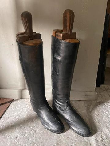 Oude rijlaarzen met houten spanners beschikbaar voor biedingen