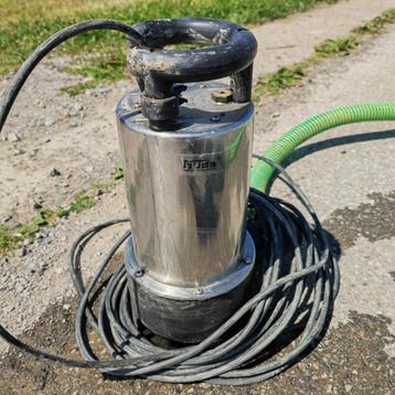 Pompe vide eaux sales avec 11m de tuyau beschikbaar voor biedingen