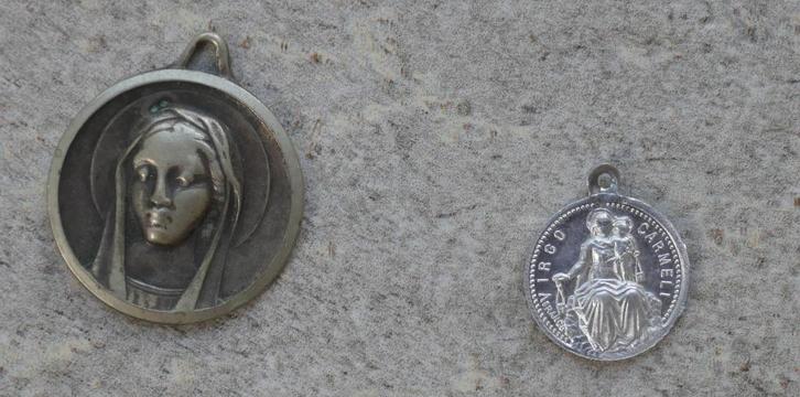 2 medaillons, Verzamelen, Religie, Gebruikt, Christendom | Katholiek, Overige typen, Ophalen of Verzenden