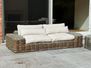 2x St Tropez 3-4-zits lounge banken met ecrukleurige kussens beschikbaar voor biedingen
