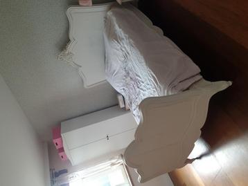 Lit en brocante avec matelas et deux tables de chevet, Immo