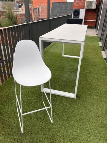 Hoge terrastafel wit beschikbaar voor biedingen