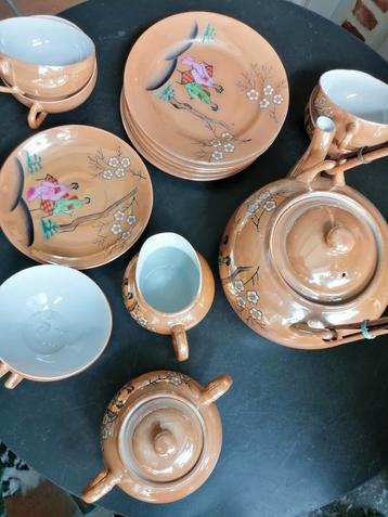 Chinees theeservies beschikbaar voor biedingen