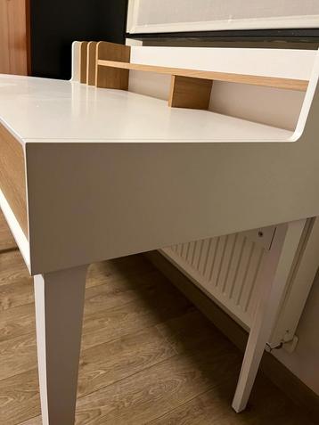 Bureau Kara nieuw! beschikbaar voor biedingen