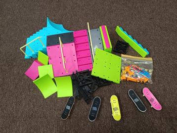 Tech Deck skateboards en neon skatepark  beschikbaar voor biedingen