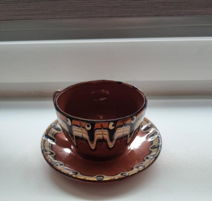 Bulgaarse kop en schotel, Huis en Inrichting, Keuken | Servies, Gebruikt, Kop(pen) en/of Schotel(s), Overige stijlen, Aardewerk