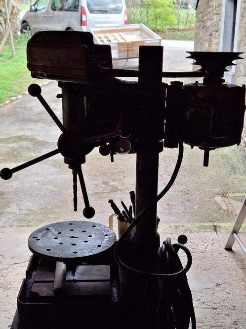 A V foreuse sur colonne., Doe-het-zelf en Bouw, Gereedschap | Boormachines, Gebruikt, Kolomboormachine, 400 tot 600 watt, Variabele snelheid