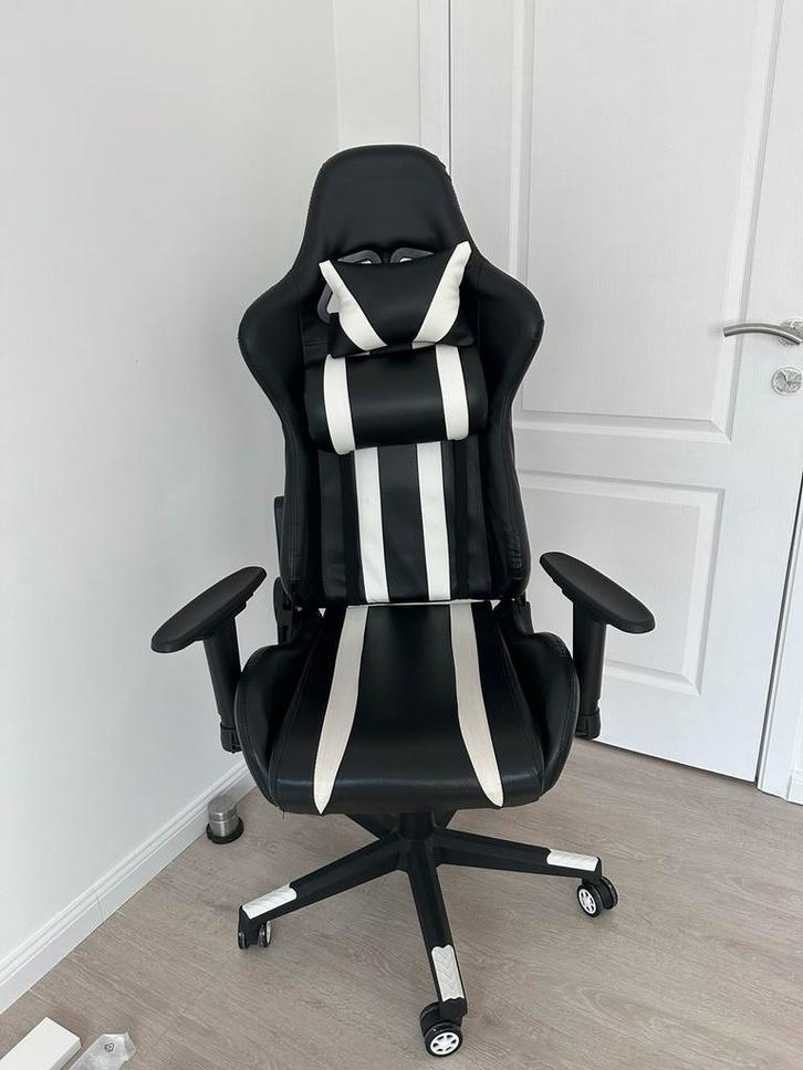Gaming bureaustoel in zwart en wit, Huis en Inrichting, Bureaustoelen, Zo goed als nieuw, Bureaustoel, Zwart, Gaming bureaustoel
