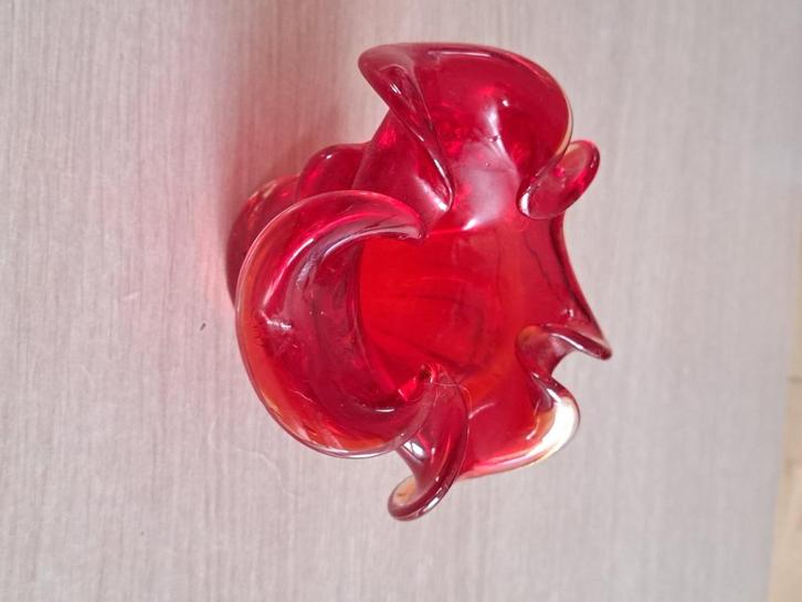 Vase en verre soufflé rouge, Antiek en Kunst, Antiek | Vazen, Ophalen