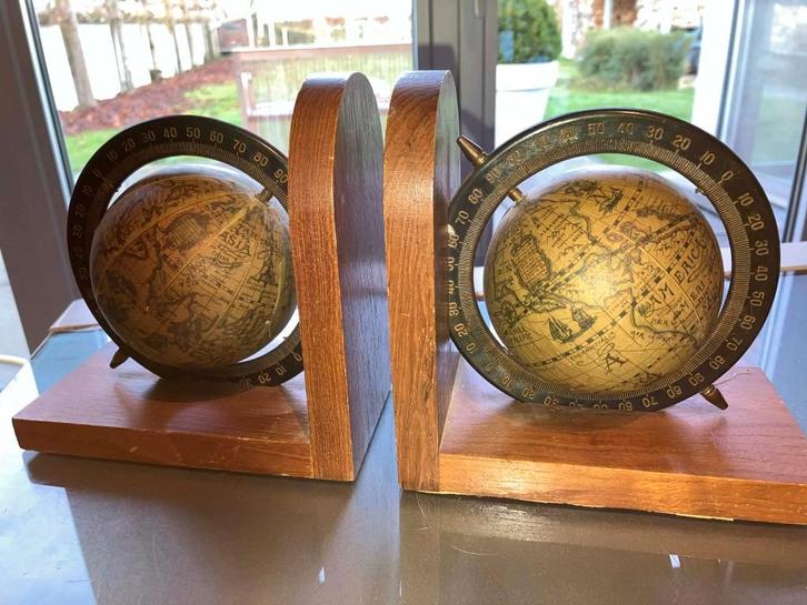 Oude boekensteunen wereldbollen - set van 2, Livres, Biographies, Comme neuf, Enlèvement ou Envoi