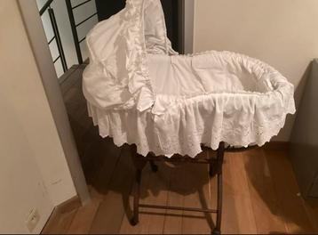 Houten wiegje met witte bekleding in kant, Kinderen en Baby's, Babywiegjes en Ledikanten, Ophalen, Zo goed als nieuw