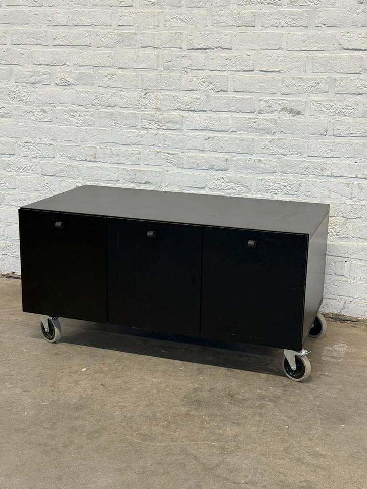 Meuble Bulo noir sur roulettes – design minimaliste, Maison & Meubles, Armoires | Dressoirs, Comme neuf, 100 à 150 cm, 50 à 75 cm
