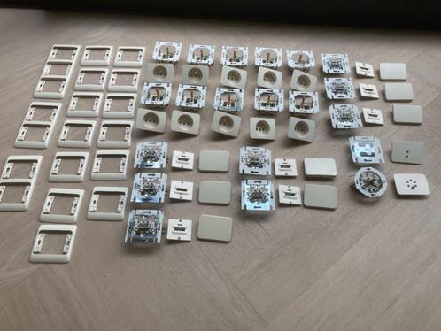 Lot Niko pr 20 inbouw-stopcontacten en schakelaars, Doe-het-zelf en Bouw, Elektriciteit en Kabels, Gebruikt, Schakelaar, Ophalen