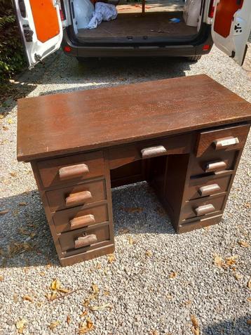 Bureau klein massief hout kasteelvibe beschikbaar voor biedingen