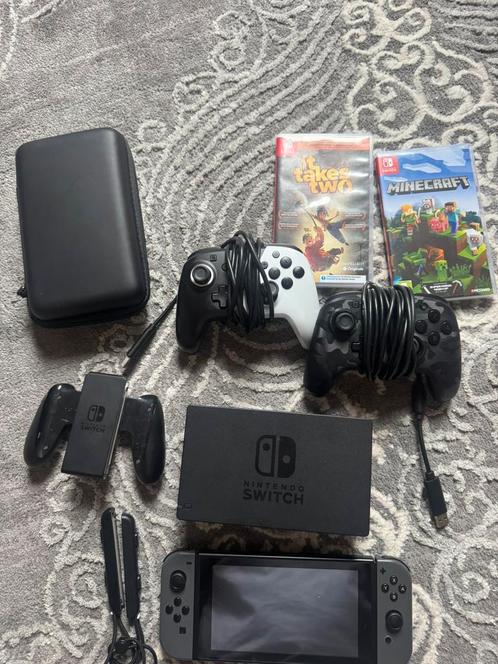 Nintendo switch, Games en Spelcomputers, Spelcomputers | Nintendo Switch, Gebruikt, Switch 2019 Upgrade, Met 2 controllers, Met games