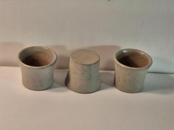 Drie kleine bloempotjes beschikbaar voor biedingen