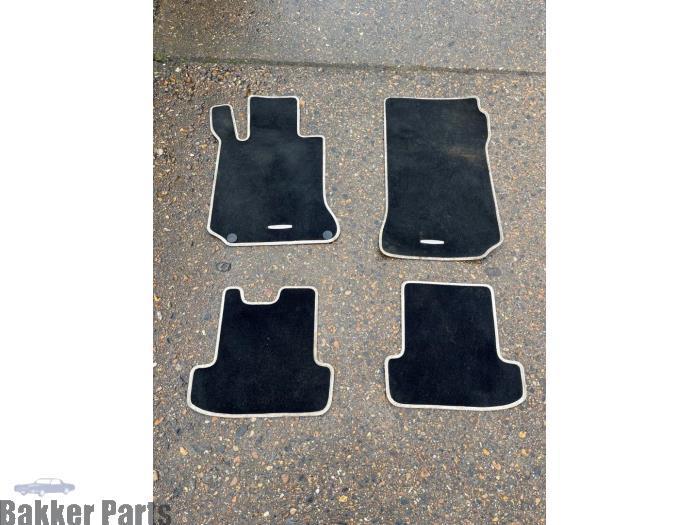 Kit tapis d'un Mercedes C-Klasse, Autos : Pièces & Accessoires, Habitacle & Garnissage, Mercedes-Benz, Utilisé, 3 mois de garantie