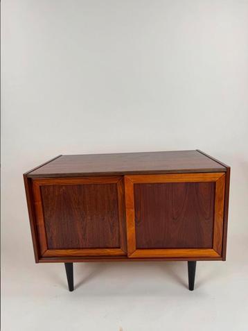 Rosewood Sliding Door Cabinet by Faarup Møbelfabrik beschikbaar voor biedingen