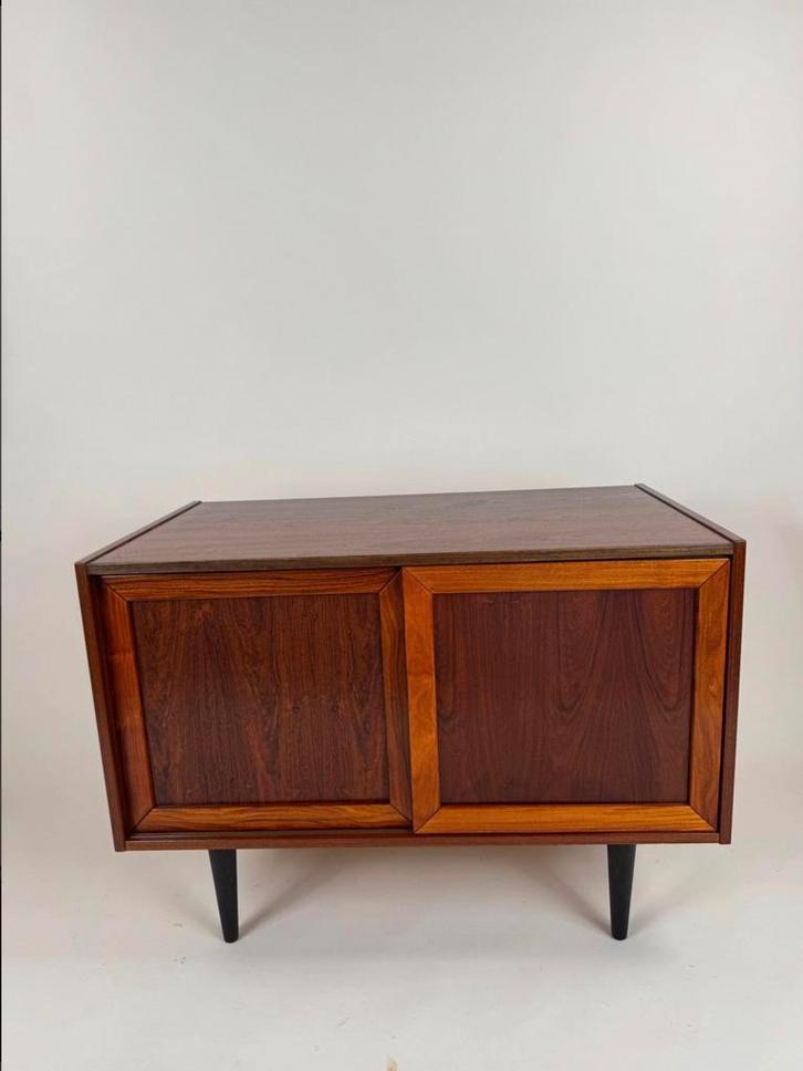 Rosewood Sliding Door Cabinet by Faarup Møbelfabrik, Huis en Inrichting, Kasten | Ladekasten, Zo goed als nieuw, Ophalen