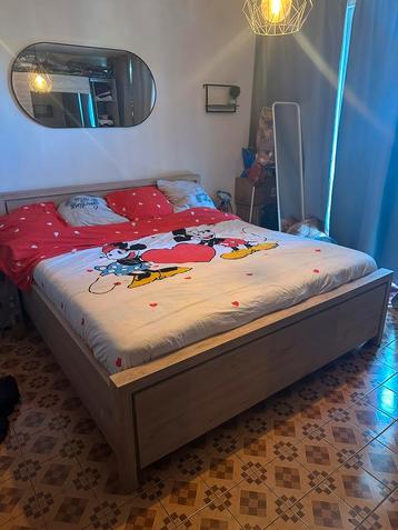 Tweepersoons bedframe (180x200) te koop – stijlvol en stevig beschikbaar voor biedingen