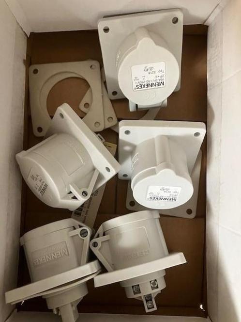 196. Mennekes Legrand sterkstroom inbouw wandcontactdoos, Hobby en Vrije tijd, Elektronica-componenten, Nieuw, Ophalen of Verzenden