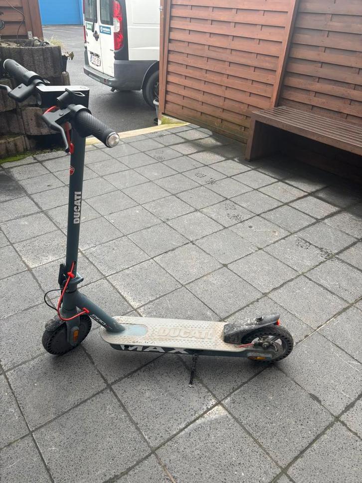 Ducati pro evo 1 e-step, Fietsen en Brommers, Steps, Zo goed als nieuw, Elektrische step (E-scooter), Ophalen