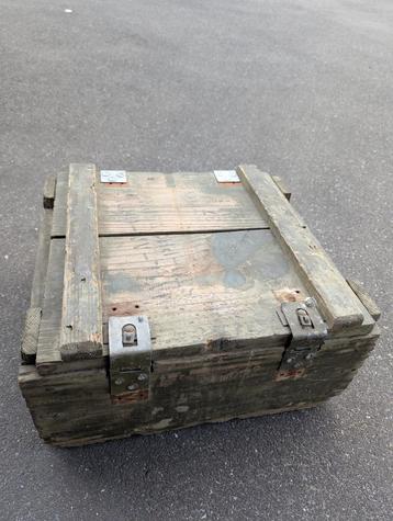 Houten kist, militaire munitie, raketten, granaten, 105 MM g beschikbaar voor biedingen