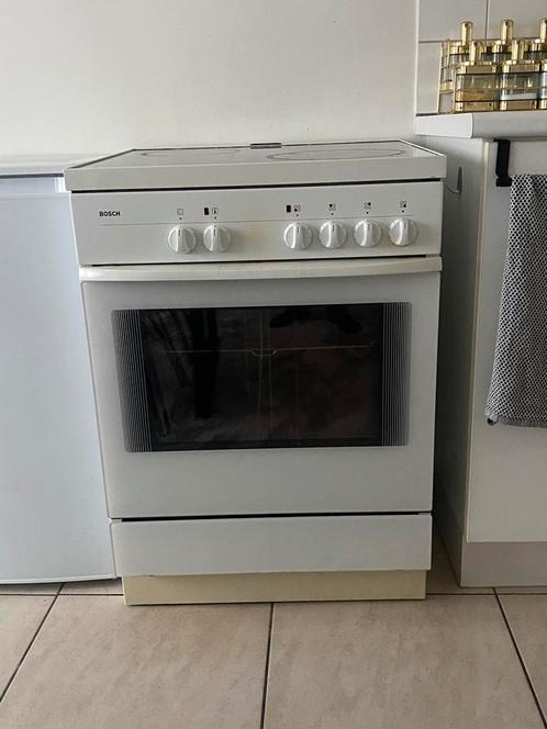 Bosch elektrisch fornuis met oven 4 kookplaten, Elektronische apparatuur, Fornuizen, Zo goed als nieuw, Vrijstaand, Elektrisch