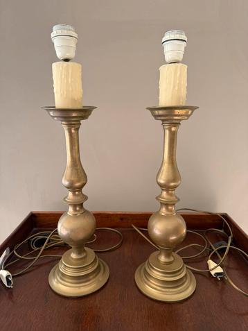 Set van 2 lampstatieven (= oude geëlektriseerde kandelaars) beschikbaar voor biedingen