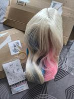 Perruque cosplay blonde mèches rose & bleu + wig cap neuve, Ophalen of Verzenden, Nieuw, Overige typen