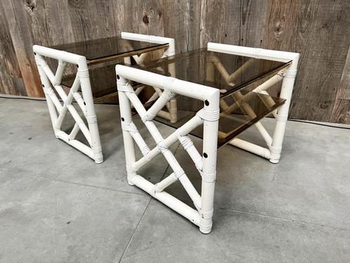 2 ZELDZAME BAMBOETAFELS/GEROOKT GLAS EN VINTAGE KOPER, Huis en Inrichting, Slaapkamer | Nachtkastjes, Gebruikt, Minder dan 55 cm
