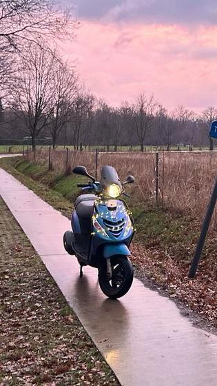 Piaggio Zip 4T Injectie, Fietsen en Brommers, Scooters | Piaggio, Zo goed als nieuw, Zip, Ophalen