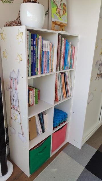 Boekenkast beschikbaar voor biedingen