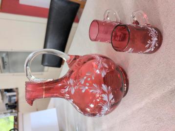Karafje in Boheems glas, met 2 bijhorende glaasjes beschikbaar voor biedingen