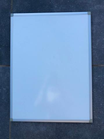 Wit magneetbord 60 cm x 45 cm beschikbaar voor biedingen