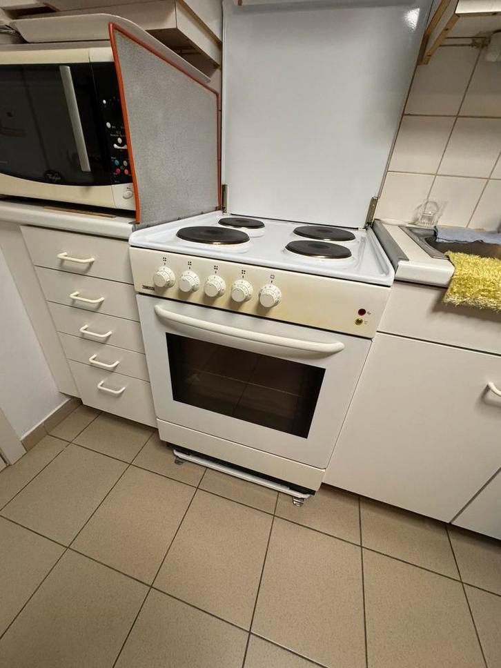 Zanussi elektrisch fornuis met elektrische oven, Huis en Inrichting, Keuken | Complete keukens, Zo goed als nieuw, Ophalen