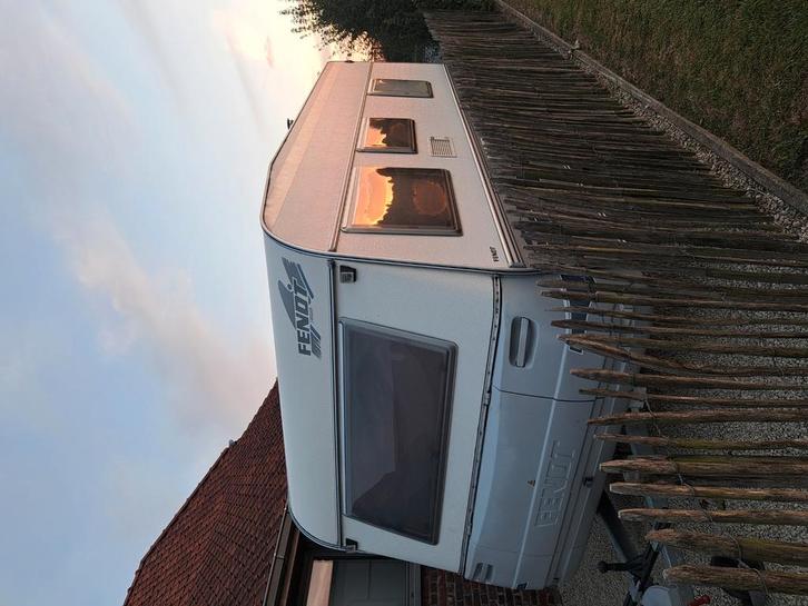 Fendt 496 met stapelbedden, Caravans en Kamperen, Caravans, Particulier, tot en met 5, 1000 - 1250 kg, Treinzit, Fendt, Dwars-stapelbed